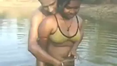 Pond Sex Hd Panu Video - Village couple outdoor bath in pond indian sex video