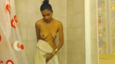 Beautiful College Girl Recording her Bath Video