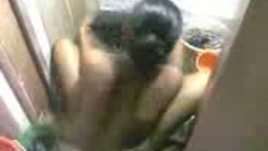 Fsiblog – Desi maid washing nude MMS