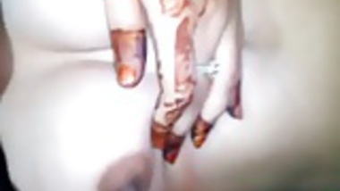 Mehandi hands reveals her body