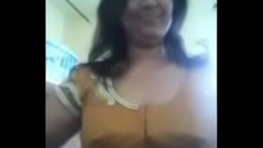 Hot Mallu Aunty Showing Her Saggy Boobs