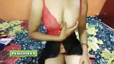 Sexy bhabhi showing boobs