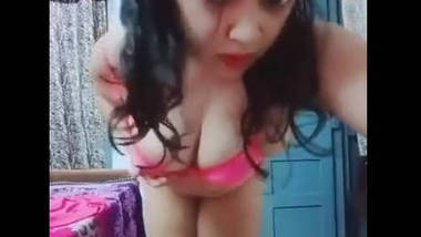 Desi sexy bahbi show her boobs on cam