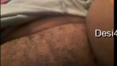 Bitch gives XXX close-up of her hairy Desi twat during video call