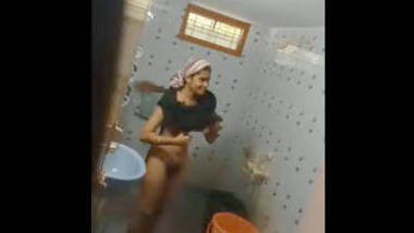Desi sexy bhabi hot bath