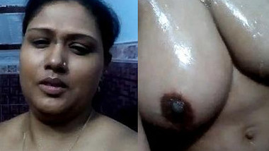 Fat Indian MILF brings XXX camera in shower to record solo sex clip