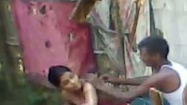 Indian outdoor village sex of bhabhi romance with lover during bath