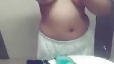 Desi gal records selfie clip in which she plays with juicy XXX tits