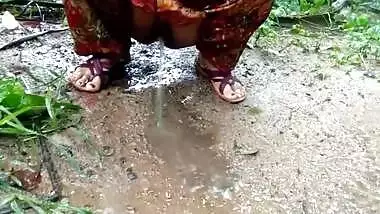 Desi Indian Bhabhi Outdoor Public Pissing Video Compilation