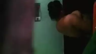 Lucknow Bhabhi In Shower - Movies. video2porn2