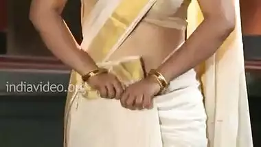 Beautiful Kerala Hindu woman shows how to wear Saree