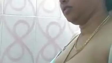 Desi Famous Bank Employee personal videos leaked -8