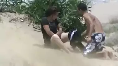 Paki Couple At Beach Fucking - Movies. video2porn2