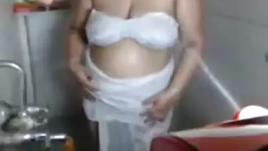 indian hot aunty webcam teasing in bathroom 