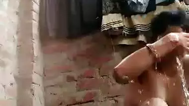 Village bhabhi nude bath MMS video