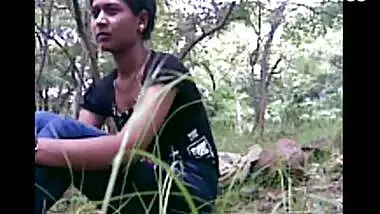 College desi girl do quick outdoor sex with her Indian senior buddy