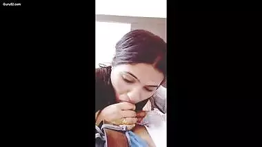 Delhi girl sucking lover cock