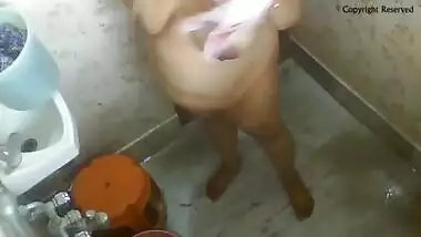 Indian Bengali aunt Rina Full Bath video captured on hidden cam