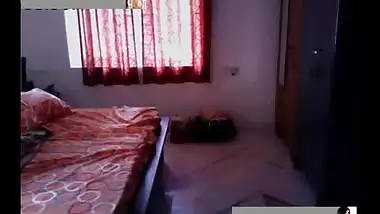 Desi hostel girl giving quick blowjob to her mate