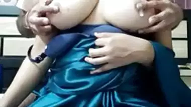 Hot Bhabhi shiny showing her boobs pressed by bf Kya mast boobs Hai