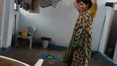 Hidden porn video of Indian housewife who walks naked around house