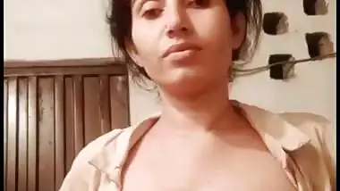 Paki Bhabhi showing boobs new clip
