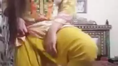 Laila Bhabi Lifting Salwaar and showing navel, Deep deep cleavage..Boobs shake