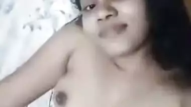 Cute Lankan girl topless nude selfie MMS