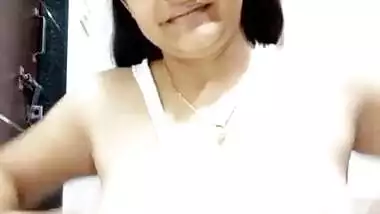 Sexy Desi Girl Showing Her Big Boobs