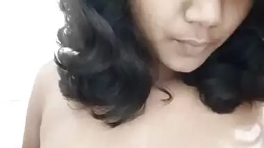 Desi girl palys with her big boobs