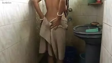 Sexy figure bhabi bathing update