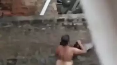 Desi aunty nude captured on hidden cam while bath on outdoor, for your pleasure