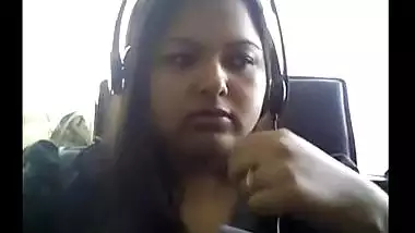 Hot Indian Aunty on Webcam Sqeezing her Naked Big Boobs Mms