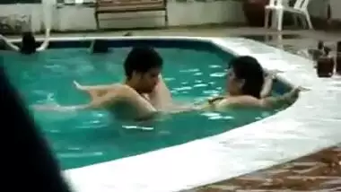 Real couples suddenly became horny in pool