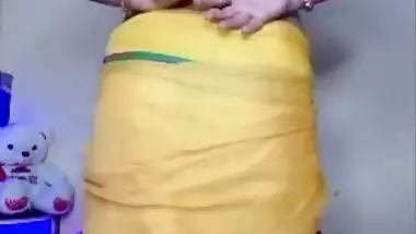 Sexy Geeta Bhabhi Fingering Pussy