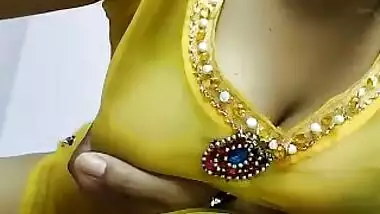 desi sexy bhabhi boobs pressing