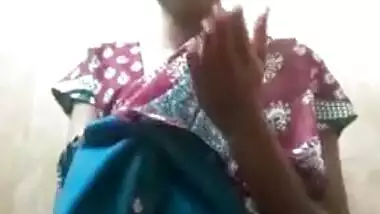 Indian Bangli village bhabhi boobs showing