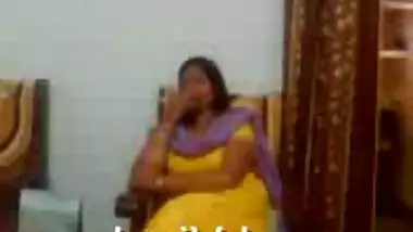 Desi hot aunty showing boobs