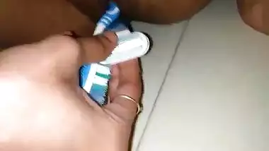 Horny Indian teen babe inserting toothbrush and sefty rezer in pussy