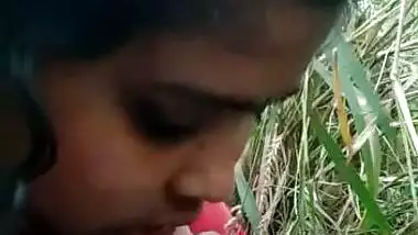 Bangla babe sucks a dick on the farm in dehati sex