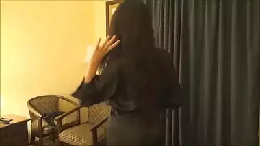 Desi chick in a black robe tries to act like a real XXX pornstar