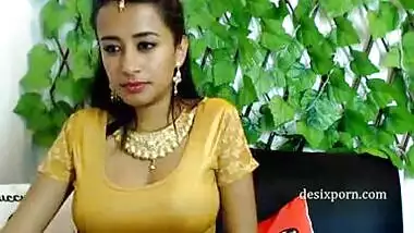 Gorgeous Indian Girl Shows Off Her Hot Tits
