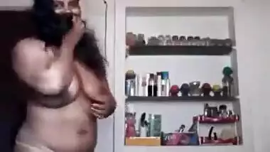 sexy mallu aunty stripping showing juicy tits...