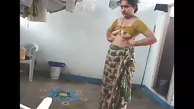 Desi village bhabi sexy boobs after bath