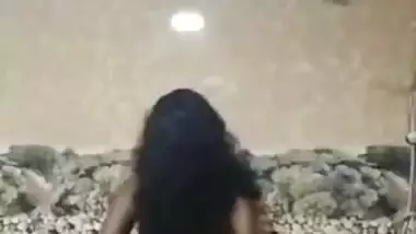 Dusky Desi girl with small boobs shows nude XXX body in the bathroom