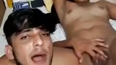 GUY HAVING FUN NARATING GF’S PUSSY TO HIS FRIENDS