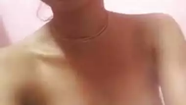 Kkinny Tamil girl MMS boob show video