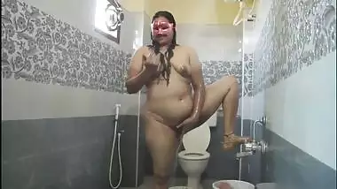 Desi Bhabhi XXX Aunty Fingering Her Hairy Pussy While In Shower
