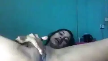 Desi Girl fingering on cam