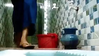 Bangladeshi Bhabi Peeing & Washing Sweet Pussy